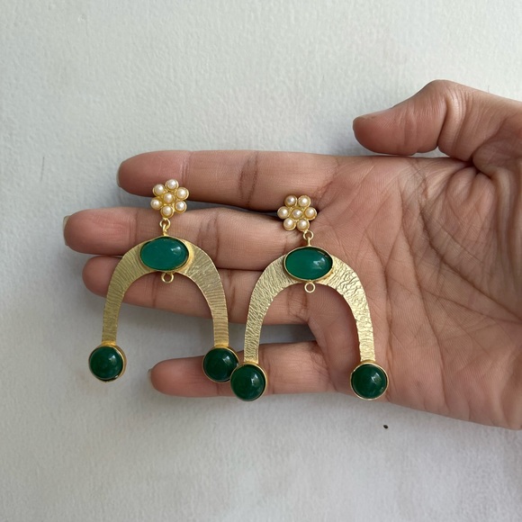 Modern Golden Earrings with green stone - Picture 3 of 3